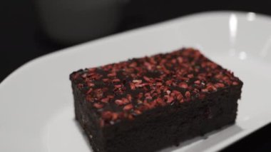 Bir kafede lezzetli tatlı brownet-üstte kırmızı ahududu