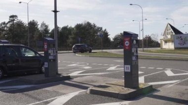 Jurmala, Letonya - 2 Nisan 2019: İnsanlar şehir girmek için 2 Eur para ödüyor