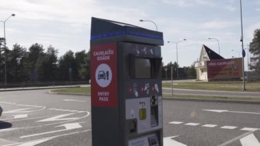 Jurmala, Letonya - 2 Nisan 2019: İnsanlar şehir girmek için 2 Eur para ödüyor