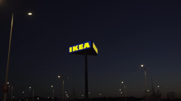 Ρίγα, Λετονία-3 Απριλίου, 2019: επωνυμία IKEA κατά τη διάρκεια σκοτεινής βραδιάς και άνεμος-μπλε ουρανός στο παρασκήνιο — Αρχείο Βίντεο