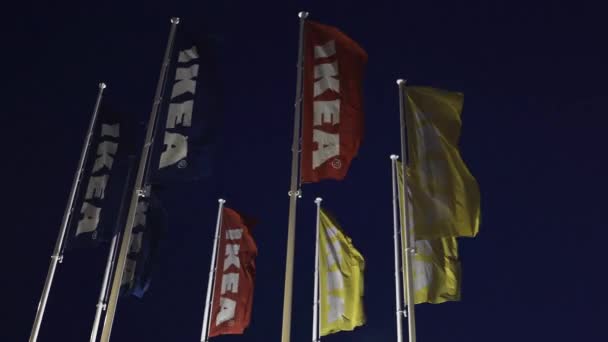 Riga, Letonya-3 Nisan 2019: IKEA bayrakları karanlık akşam ve rüzgar sırasında-arka planda mavi gökyüzü — Stok video