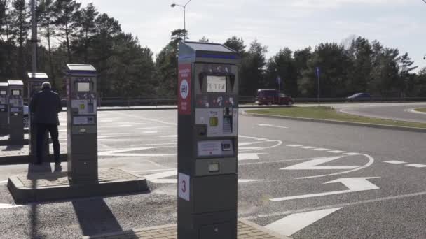 Jurmala, Λετονία - 2 Απριλίου, 2019: Οι άνθρωποι πληρώνουν 2 ευρώ για να εισέλθουν στην πόλη — Αρχείο Βίντεο