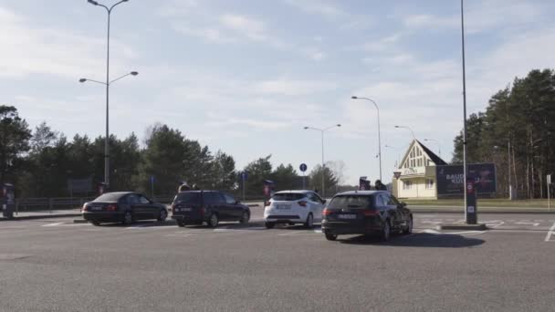 JURMALA, LATVIA - 2 DE ABRIL DE 2019: La gente paga 2 EUR para entrar en la ciudad — Vídeos de Stock