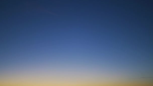 Vista céu - Pôr do sol vívido bonito em Jurmala, Bulduri, Letônia 2019 - Cores brilhantes coloridas amarelo azul e violeta — Vídeo de Stock