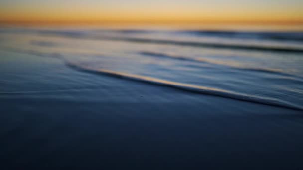 Profundidad de campo poco profunda que muestra las olas - Hermosa puesta de sol vívida en Jurmala, Bulduri, Letonia 2019 - Coloridos colores brillantes amarillo azul y violeta — Vídeo de stock
