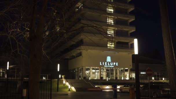 JURMALA, Letonia - 2 de abril de 2019: Lielupe Semarah hotel building at night - Renovado hotel de varios pisos en los Estados Bálticos — Vídeos de Stock