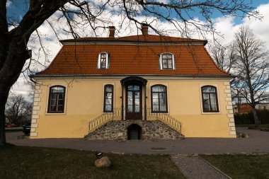 Liepupe, Letonya-13 Nisan 2019: mavi gökyüzü ve bulutlar ile güzel güneşli bahar havalarda Liepupes Muiza malikanesi