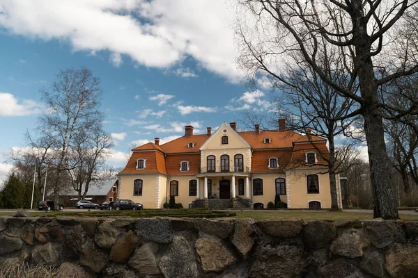 LIEPUPE, LATVIA - 13 de abril de 2019: Liepupes Muiza mansão em belo tempo ensolarado Primavera com céu azul e nuvens — Fotografia de Stock