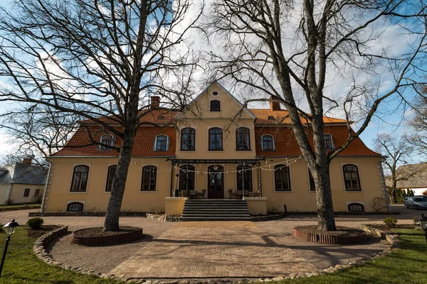 Liepupe, Letonya-13 Nisan 2019: mavi gökyüzü ve bulutlar ile güzel güneşli bahar havalarda Liepupes Muiza malikanesi