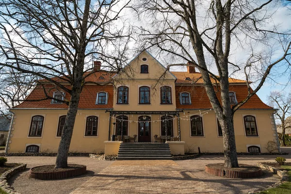 Liepupe, Letonya-13 Nisan 2019: mavi gökyüzü ve bulutlar ile güzel güneşli bahar havalarda Liepupes Muiza malikanesi