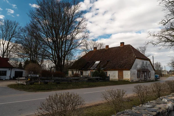 Liepupe, Łotwa-13 kwietnia 2019: stary średniowieczny dom Jasmini w pięknej słonecznej wiosny Pogoda z błękitne niebo i chmury — Zdjęcie stockowe