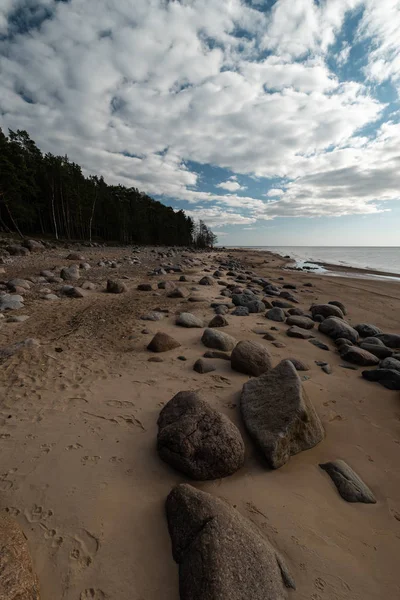 Vekzemju Klintis-Balvanová pláž v pobaltské zemi Lotyšsko v dubnu 2019-oblačno nebe s tupým mračnem a trochu slunce — Stock fotografie