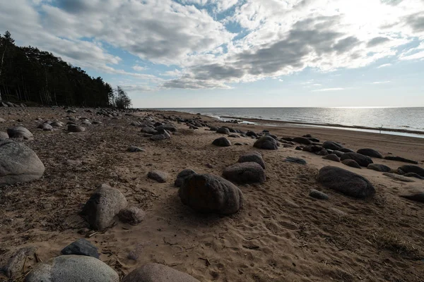 Veczemju Kktis-παραλία Μπούλντερ στη Βαλτική χώρα Λετονία τον Απρίλιο 2019-συννεφιασμένος ουρανός με θαμπά σύννεφα και λίγο ήλιο — Φωτογραφία Αρχείου