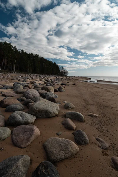 Veczemju Klintis-Boulder plaży w Bałtyku kraju Łotwa w kwietniu 2019-zachmurzone niebo z nudnych chmur i trochę słońca — Zdjęcie stockowe