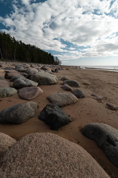 Veczemju Klintis - Spiaggia di masso nel paese baltico Lettonia nell'aprile 2019 - Cielo nuvoloso con nuvole opache e un po 'di sole — Foto Stock