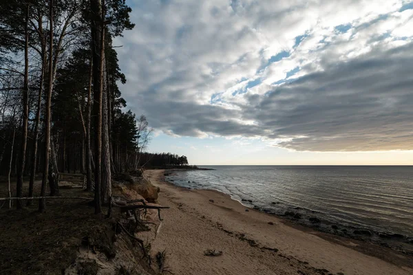 Мох пісок і Moody хмарний небо на Балтійському морі близько до заходу сонця-Veczemju Клінтіс, Латвія-13 квітня 2019 — стокове фото