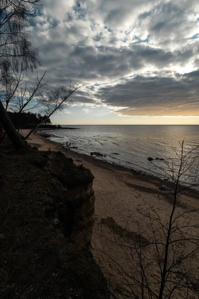 Mechem písek a mrzuté nebe v Baltském moři blízko Sunset-Veczemju Klintis, Lotyšsko – 13. dubna 2019 — Stock fotografie