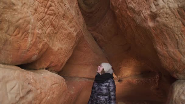 Ciekawa młoda kobieta archeolog zwiedzania jaskini piasku-Veczemju Klintis, Łotwa-13 kwietnia 2019 — Wideo stockowe