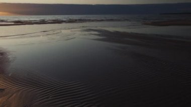 Suite à Un Kayakiste De Mer Dans Une Eau Comme Un Miroir