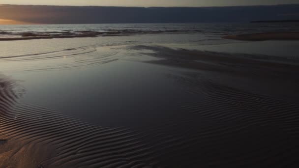 Puesta de sol carmesí con cielo claro y espejo como reflejos en el agua - Tuja, Letonia - 13 de abril de 2019 — Vídeo de stock