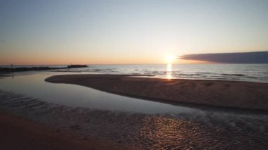 Açık gökyüzü ve su yansımaları gibi ayna ile Crimson günbatımı-Tuja, Letonya-13 Nisan, 2019