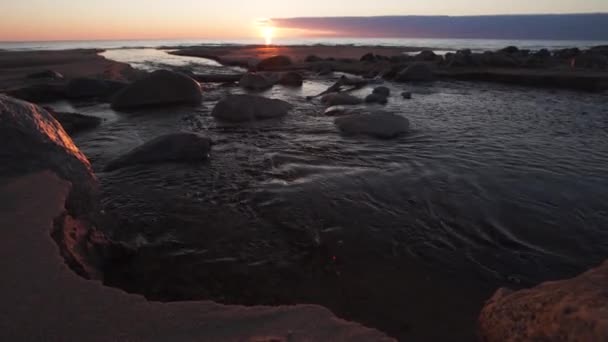 Crimson solnedgång med klar himmel och spegel som reflektioner i vatten-tuja, Lettland-april 13, 2019 — Stockvideo