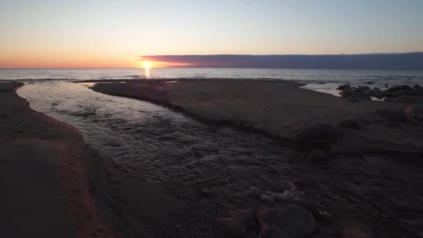 Vacker solnedgång med röda färger-vatten spting in i havet-tuja, Lettland-april 13, 2019 — Stockvideo