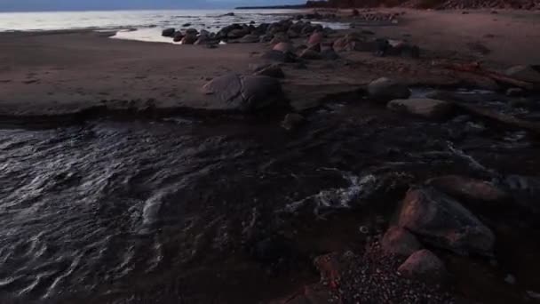 붉은 색의 아름 다운 석양-바다에 들어오는 물 분출-Tuja, 라트비아-4 월 13, 2019 — 비디오