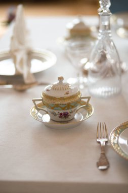 Bir sarayda pahalı Retro Kraliyet Majesteleri porselen servis plakaları ve çatal ile düğün masası dekorasyon