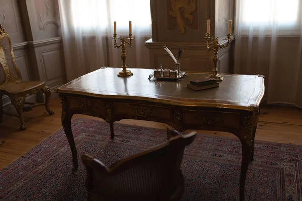Sandalyeler ve kalem ve mürekkepli bir kabine odasında Kraliyet Saray masası