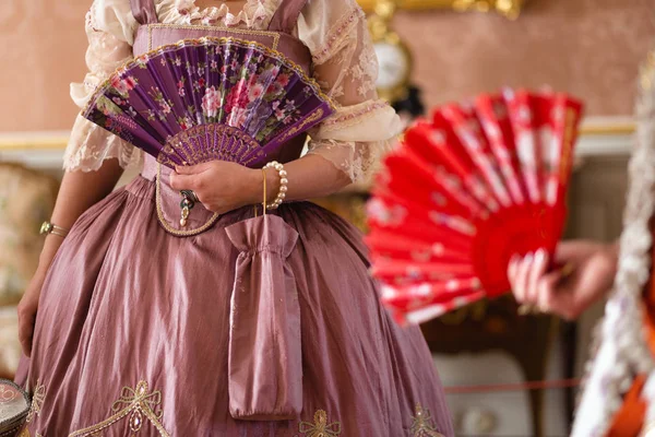 Retro tarzı Kraliyet Ortaçağ topu-Kral ve kraliçeler arkadaş elbiseler gibi fan ve el Puch gibi aksesuarlar ile giyinmiş muhteşem insanlarla Majestic Saray bir çanta-2019