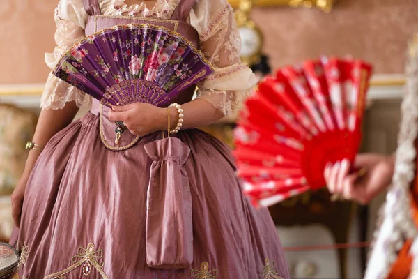 Retro stil kunglig medeltida boll-Majestic Palace med vackra människor klädda i kung och drottningar vänner klänningar med tillbehör som fläkt och hand Puch som hand väska-2019 — Stockfoto