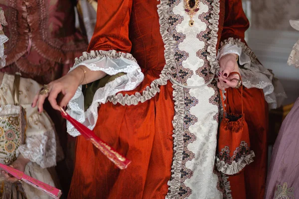 复古风格的皇家中世纪球-雄伟的宫殿与华丽的人穿着国王和皇后的朋友礼服配件, 如风扇和手袋作为手提包-2019年 — 图库照片