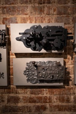 Eski kapı delikleri ve kolları - Tuğla duvarlarda ahşap giriş - Metalden yapılmış kulplar