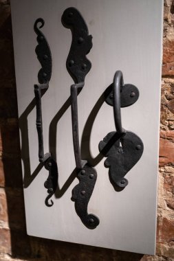 Eski kapı delikleri ve kolları - Tuğla duvarlarda ahşap giriş - Metalden yapılmış kulplar