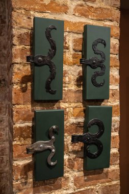 Eski kapı delikleri ve kolları - Tuğla duvarlarda ahşap giriş - Metalden yapılmış kulplar
