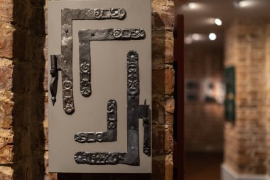 Eski kapı delikleri ve kolları - Tuğla duvarlarda ahşap giriş - Metalden yapılmış kulplar