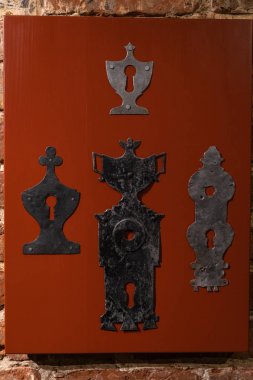 Eski kapı delikleri ve kolları - Tuğla duvarlarda ahşap giriş - Metalden yapılmış kulplar