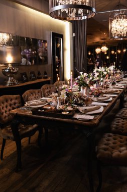 Bir düğün resepsiyon veya doğum günü partisinde bir masa dekorasyonu - Güzel koyu renkler