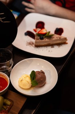 Tatlı dondurma ve kek bir masaya yakın