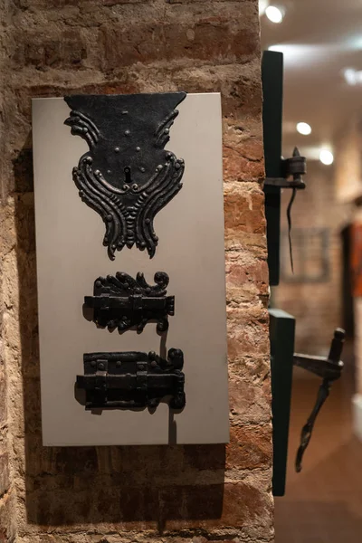 Eski kapı delikleri ve kolları - Tuğla duvarlarda ahşap giriş - Metalden yapılmış kulplar