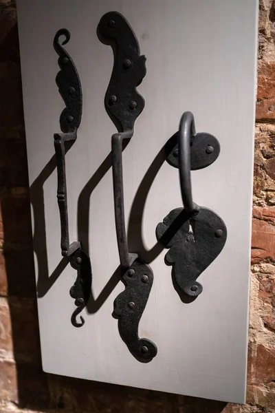 Eski kapı delikleri ve kolları - Tuğla duvarlarda ahşap giriş - Metalden yapılmış kulplar