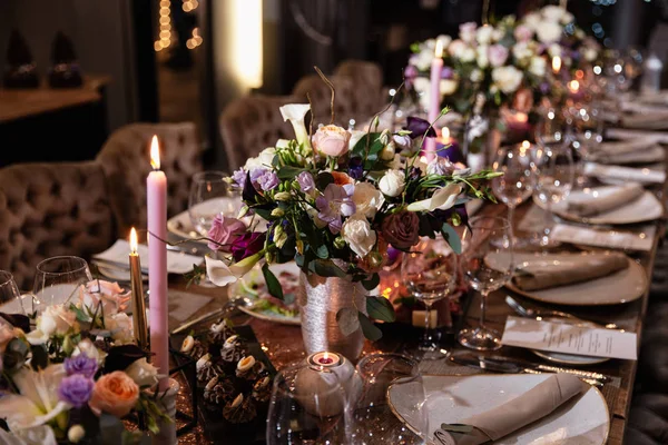 Bir düğün resepsiyon veya doğum günü partisinde bir masa dekorasyonu - Güzel koyu renkler