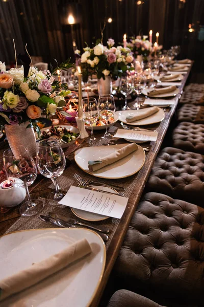 Decoratie van een tafel bij een huwelijksreceptie of verjaardagsfeestje-mooie donkere kleuren — Stockfoto