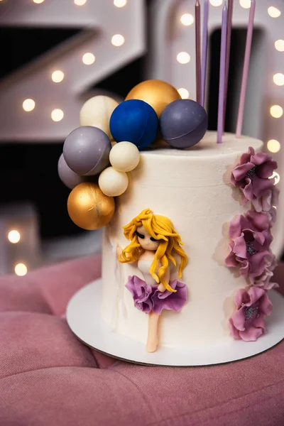 Όμορφη τούρτα γενεθλίων σε ένα πάρτι-30th επέτειος — Φωτογραφία Αρχείου