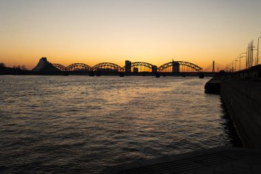 Rover Daugava ve merkezi köprüler manzaralı Riga'da gün batımı - 2019