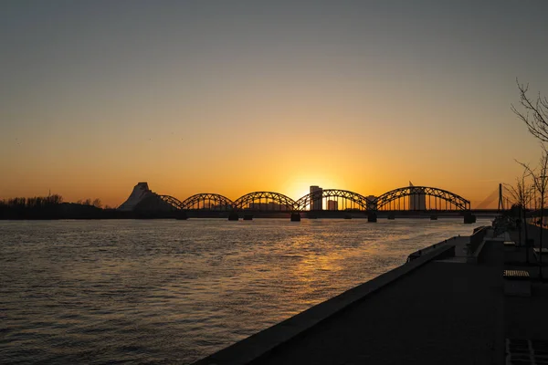 Zachód słońca w Rydze z widokiem na Rover Daugava i centralne mosty-2019 — Zdjęcie stockowe