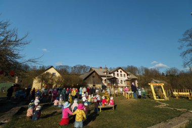 Sabile, Letonya - 21 Nisan 2019: Sabile, Letonya'da küçük yapay bebek şehri - Lellu pilseta