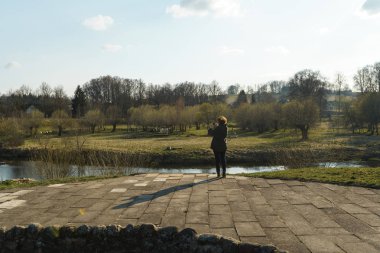 Sabile, Letonya'da arka da köprü bulunan nehir