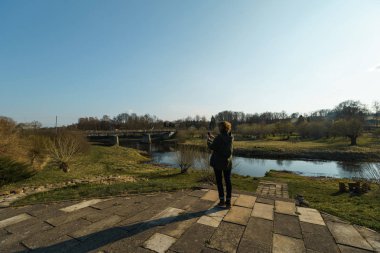 Sabile, Letonya'da arka da köprü bulunan nehir